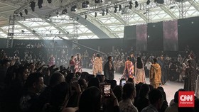 Sejauh Mata Memandang dan DARRA Lurik by Oscar Lawalata Culture mewarnai runway JFW 2027 di PIM 3, Jakarta, Selasa (27/10).