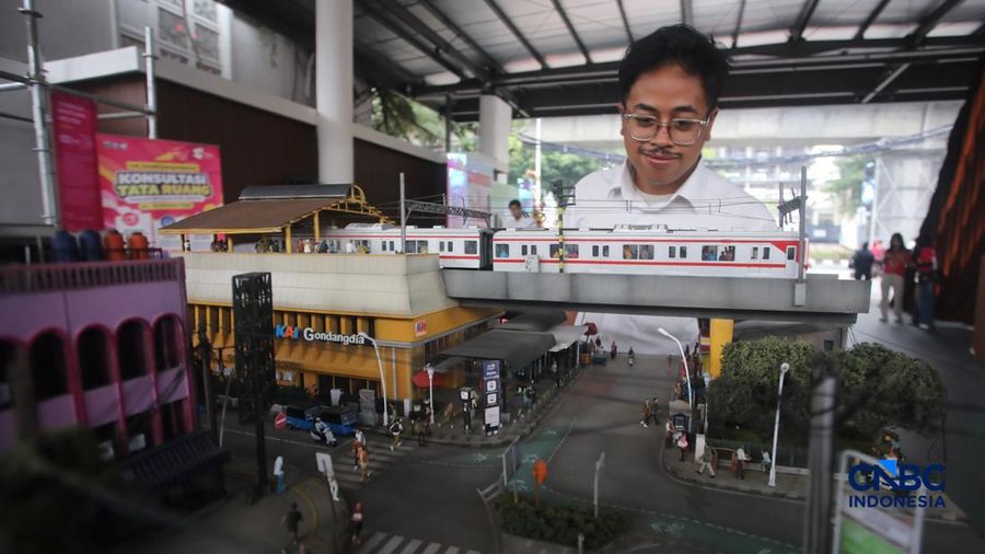 Pengunjung mengamati maket yang dipamerkan dalam Jakarta Arsitektur Festival (JAF) 2026 di M Bloc Space, Jakarta, Selasa (27/10/2026).