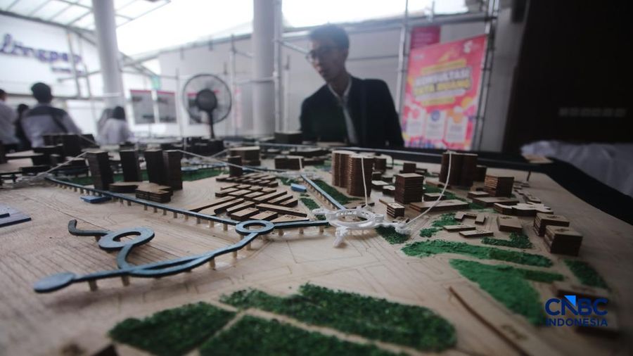 Pengunjung mengamati maket yang dipamerkan dalam Jakarta Arsitektur Festival (JAF) 2026 di M Bloc Space, Jakarta, Selasa (27/10/2026).