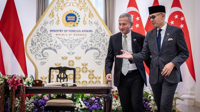 Menteri Luar Negeri Arrmanatha Nasir (kanan) mempersilakan Menteri Luar Negeri Singapura Vivian Balakrishnan (kiri) memasuki ruang pertemuan di Gedung Pancasila, Kantor Kementerian Luar Negeri, Jakarta, Selasa (27/10/2026). Pertemuan bilateral terseb