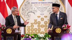 Menteri Luar Negeri Arrmanatha Nasir (kanan) dan Menteri Luar Negeri Singapura Vivian Balakrishnan (kiri) memberikan pernyataan bersama usai pertemuan bilateral di Gedung Pancasila, Kantor Kementerian Luar Negeri, Jakarta, Selasa (27/10/2026). Pertem