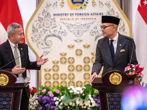 Menteri Luar Negeri Arrmanatha Nasir (kanan) dan Menteri Luar Negeri Singapura Vivian Balakrishnan (kiri) memberikan pernyataan bersama usai pertemuan bilateral di Gedung Pancasila, Kantor Kementerian Luar Negeri, Jakarta, Selasa (27/10/2026). Pertem