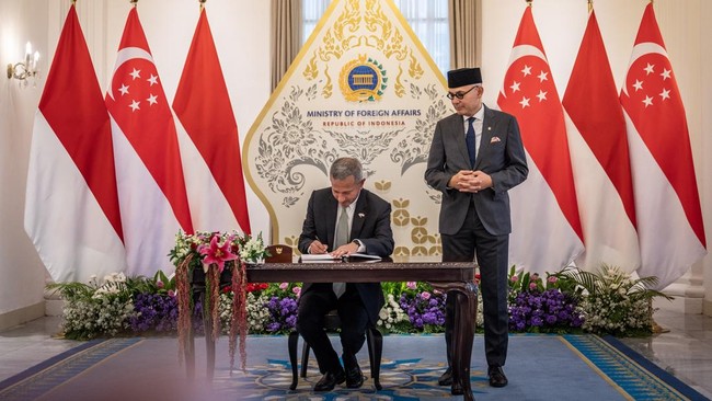 Menteri Luar Negeri Arrmanatha Nasir (kanan) menyaksikan Menteri Luar Negeri Singapura Vivian Balakrishnan (kiri) menandatangani buku tamu Sebelum pertemuan bilateral di Gedung Pancasila, Kantor Kementerian Luar Negeri, Jakarta, Selasa (27/10/2026).