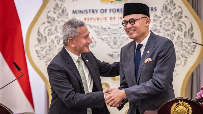 Menteri Luar Negeri (Menlu) Arrmanatha Nasir berjabat tangan dengan Menteri Luar Negeri Singapura Vivian Balakrishnan (kiri) usai pertemuan bilateral di Gedung Pancasila, Kantor Kementerian Luar Negeri, Jakarta, Selasa (27/10/2026). Pertemuan bilater