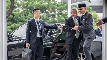 Menteri Luar Negeri Arrmanatha Nasir (kanan) menyambut kedatangan Menteri Luar Negeri Singapura Vivian Balakrishnan (tengah) sebelum pertemuan bilateral di Gedung Pancasila, Kantor Kementerian Luar Negeri, Jakarta, Selasa (27/10/2026). Pertemuan bila