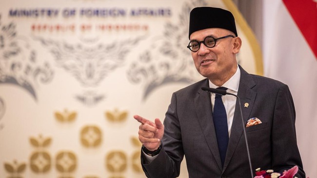Menteri Luar Negeri Arrmanatha Nasir memberikan pernyataan usai pertemuan bilateral dengan Menteri Luar Negeri Singapura Vivian Balakrishnan di Gedung Pancasila, Kantor Kementerian Luar Negeri, Jakarta, Selasa (27/10/2026). Pertemuan bilateral terseb