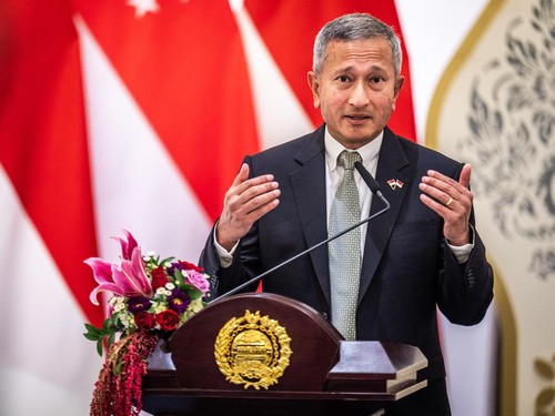 Menteri Luar Negeri Singapura Vivian Balakrishnan  memberikan pernyataan usai pertemuan bilateral dengan Menteri Luar Negeri Arrmanatha Nasir di Gedung Pancasila, Kantor Kementerian Luar Negeri, Jakarta, Selasa (27/10/2026). Pertemuan bilateral terse