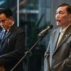 Menteri Koordinator Bidang Hukum, Hak Asasi Manusia, Imigrasi, dan Pemasyarakatan Yusril Ihza Mahendra (kiri) dan Ketua Dewan Ekonomi Nasional (DEN) Luhut Binsar Pandjaitan (kanan) menyampaikan keterangan usai pertemuannya di Kantor Dewan Ekonomi Nas