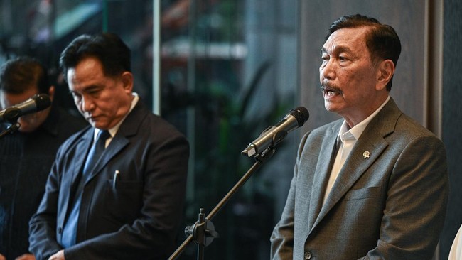 Menteri Koordinator Bidang Hukum, Hak Asasi Manusia, Imigrasi, dan Pemasyarakatan Yusril Ihza Mahendra (kiri) dan Ketua Dewan Ekonomi Nasional (DEN) Luhut Binsar Pandjaitan (kanan) menyampaikan keterangan usai pertemuannya di Kantor Dewan Ekonomi Nas