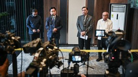 Menteri Koordinator Bidang Hukum, Hak Asasi Manusia, Imigrasi, dan Pemasyarakatan Yusril Ihza Mahendra (kiri) dan Ketua Dewan Ekonomi Nasional (DEN) Luhut Binsar Pandjaitan (kanan) menyampaikan keterangan usai pertemuannya di Kantor Dewan Ekonomi Nas