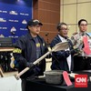 Polda Jawa Timur menjerat Dwi Bagus Martono berinisial DBM (40) dengan pasal pembunuhan berencana usai menghabisi nyawa istri sirinya Dini Hardiyanti (30) dan anaknya AGF (4) dengan keji. Ia mencekik ibu dan anak itu, membakarnya, memutilasinya hingg