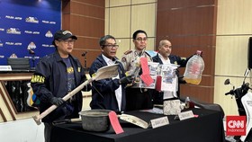 Polda Jawa Timur menjerat Dwi Bagus Martono berinisial DBM (40) dengan pasal pembunuhan berencana usai menghabisi nyawa istri sirinya Dini Hardiyanti (30) dan anaknya AGF (4) dengan keji. Ia mencekik ibu dan anak itu, membakarnya, memutilasinya hingg