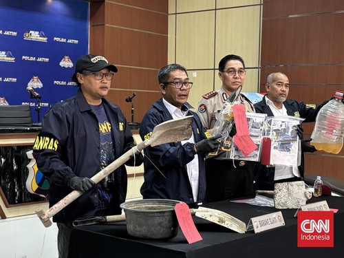 Polda Jawa Timur menjerat Dwi Bagus Martono berinisial DBM (40) dengan pasal pembunuhan berencana usai menghabisi nyawa istri sirinya Dini Hardiyanti (30) dan anaknya AGF (4) dengan keji. Ia mencekik ibu dan anak itu, membakarnya, memutilasinya hingg