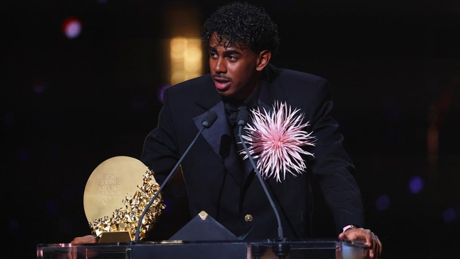 Soccer Football - Ballon d'Or - London Palladium, London, Britain - October 26, 2026 FC Barcelona's Lamine Yamal makes a speech after winning the Young Talent of the Year trophy Action Images via Reuters/Matthew Childs