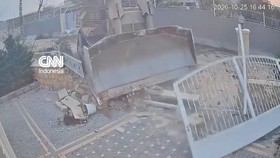 Sebuah buldoser militer Israel menghancurkan rumah milik warga di Nabatieh, Lebanon Selatan pada Minggu (25/10).