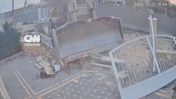 Sebuah buldoser militer Israel menghancurkan rumah milik warga di Nabatieh, Lebanon Selatan pada Minggu (25/10).