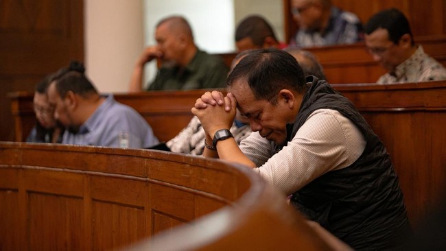 Sejumlah umat lintas agama mengikuti doa bersama di Gereja Protestan Indonesia Bagian Barat (GPIB) Immanuel, Jakarta, Selasa (27/10/2026).