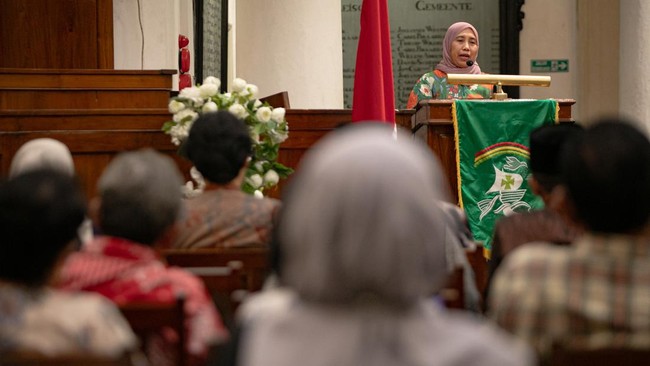 Sejumlah umat lintas agama mengikuti doa bersama di Gereja Protestan Indonesia Bagian Barat (GPIB) Immanuel, Jakarta, Selasa (27/10/2026).