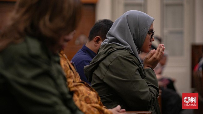 Sejumlah umat lintas agama mengikuti doa bersama di Gereja Protestan Indonesia Bagian Barat (GPIB) Immanuel, Jakarta, Selasa (27/10/2026).