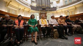 Sejumlah umat lintas agama mengikuti doa bersama di Gereja Protestan Indonesia Bagian Barat (GPIB) Immanuel, Jakarta, Selasa (27/10/2026).