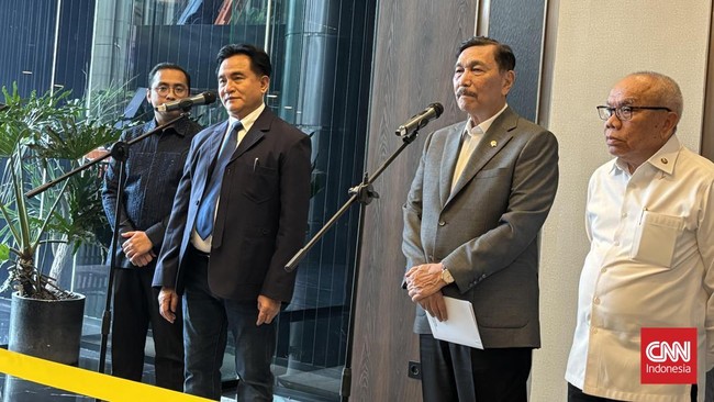 Menko Kumham Imipas Yusril Ihza Mahendra dalam konferensi pers di Kantor Dewan Ekonomi Nasional, Jakarta, Selasa (27/10).