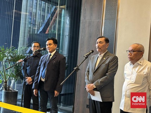 Menko Kumham Imipas Yusril Ihza Mahendra dalam konferensi pers di Kantor Dewan Ekonomi Nasional, Jakarta, Selasa (27/10).