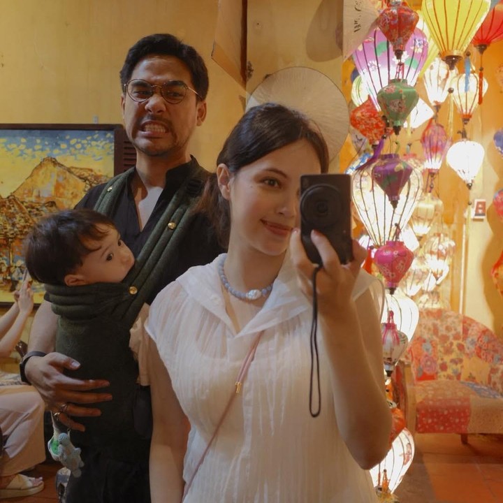 <p>Melalui unggahan di Instagram, Anggika membagikan momen liburannya ini. Meski liburan ini singkat, ia berhasil menciptakan momen tak terlupakan bersama sang putra. "Di antara lentera Hội An, kita merangkai kenangan," tulisnya di <em>caption</em> unggahan. (Foto: Instagram @anggikabolsterli)</p>