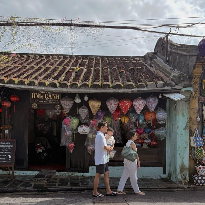 <p>Baru-baru ini, Anggika membawa putranya liburan ke Vietnam. Keduanya mengunjungi kawasan Hội An, yang terletak di Provinsi Quảng Nam, Vietnam bagian tengah. Kawasan Hội An cukup populer karena dikenal memiliki kuliner yang khas dan arsitektur bangunan yang unik. (Foto: Instagram @anggikabolsterli)</p>