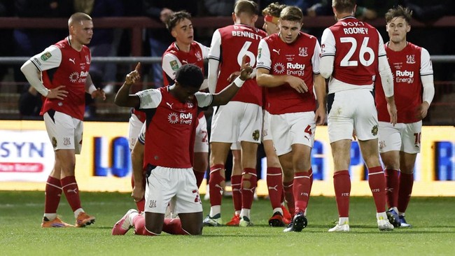 Soccer Football - Carabao Cup - Fourth Round - Fleetwood Town v Arsenal - Highbury Stadium, Fleetwood, Britain - October 27, 2026 Fleetwood Town's Aaron Loupalo-Bi celebrates scoring their first goal with teammates. Action Images via Reuters/Jason Ca