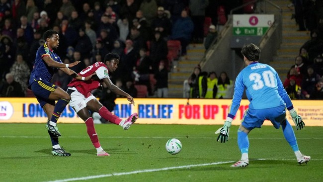 Soccer Football - Carabao Cup - Fourth Round - Fleetwood Town v Arsenal - Highbury Stadium, Fleetwood, Britain - October 27, 2026 Fleetwood Town's Aaron Loupalo-Bi scores their first goal past. Arsenal's Illan Meslier REUTERS/Jon Super