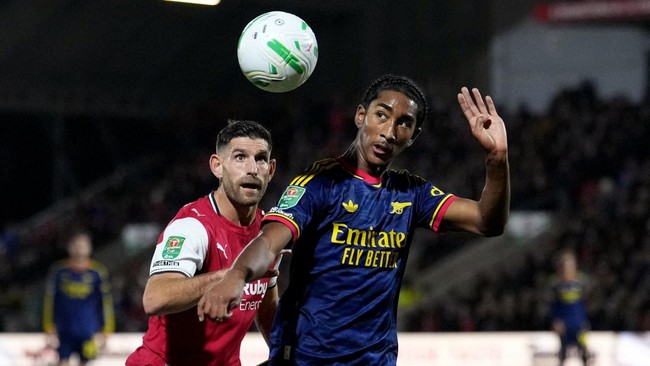 Soccer Football - Carabao Cup - Fourth Round - Fleetwood Town v Arsenal - Highbury Stadium, Fleetwood, Britain - October 27, 2026 Arsenal's Marli Salmon in action with Fleetwood Town's Ched Evans REUTERS/Jon Super EDITORIAL USE ONLY. NO USE WITH UNAU