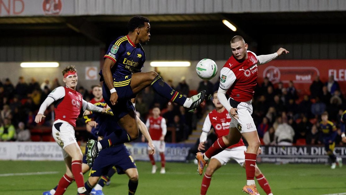 Soccer Football - Carabao Cup - Fourth Round - Fleetwood Town v Arsenal - Highbury Stadium, Fleetwood, Britain - October 27, 2026 Arsenal's Jurrien Timber in action with Fleetwood Town's Jake Batty. Action Images via Reuters/Jason Cairnduff