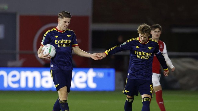 Soccer Football - Carabao Cup - Fourth Round - Fleetwood Town v Arsenal - Highbury Stadium, Fleetwood, Britain - October 27, 2026 Arsenal's Viktor Gyokeres celebrates scoring their first goal with Martin Odegaard. Action Images via Reuters/Jason Cair