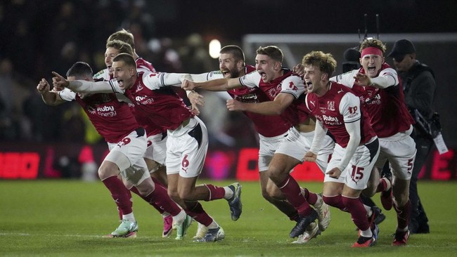 Soccer Football - Carabao Cup - Fourth Round - Fleetwood Town v Arsenal - Highbury Stadium, Fleetwood, Britain - October 27, 2026Fleetwood Town's Rhys Bennett and teammates celebrate winning the penalty shootout. REUTERS/Jon Super