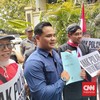 Belasan massa yang menyebut dirinya Pejuang Merah Putih Indonesia mendesak Presiden Ketujuh RI, Joko Widodo (Jokowi) memaksa anaknya, Gibran Rakabuming Raka agar mengundurkan diri jabatan Wakil Presiden RI.