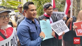 Belasan massa yang menyebut dirinya Pejuang Merah Putih Indonesia mendesak Presiden Ketujuh RI, Joko Widodo (Jokowi) memaksa anaknya, Gibran Rakabuming Raka agar mengundurkan diri jabatan Wakil Presiden RI.