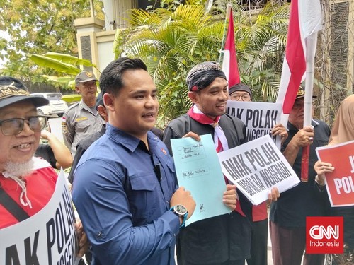 Belasan massa yang menyebut dirinya Pejuang Merah Putih Indonesia mendesak Presiden Ketujuh RI, Joko Widodo (Jokowi) memaksa anaknya, Gibran Rakabuming Raka agar mengundurkan diri jabatan Wakil Presiden RI.