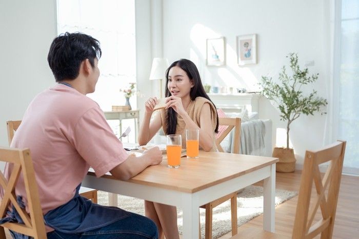 Cara mengenali orang berkelas meski belum kaya raya dilihat dari kepribadiannya adalah memiliki batasan tegas dan tata krama yang baik