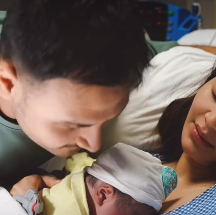 <p>Debi dan Marco akhirnya bisa memeluk putra mereka. Momen pertemuan pertama ini menjadi salah satu pengalaman paling berharga bagi pasangan ini."Kami mencintaimu lebih dari yang bisa diungkapkan dengan kata-kata, Gavin,"tulis Debi.(Foto: @debisagita) .</p>
