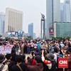 Mahasiswa dari Komite SADAR menggelar aksi di Bundaran HI, Jakarta, dengan lima tuntutan untuk pemerintah. Polisi berjaga untuk menjaga ketertiban.