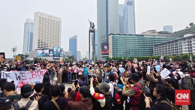 Mahasiswa dari Komite SADAR menggelar aksi di Bundaran HI, Jakarta, dengan lima tuntutan untuk pemerintah. Polisi berjaga untuk menjaga ketertiban.