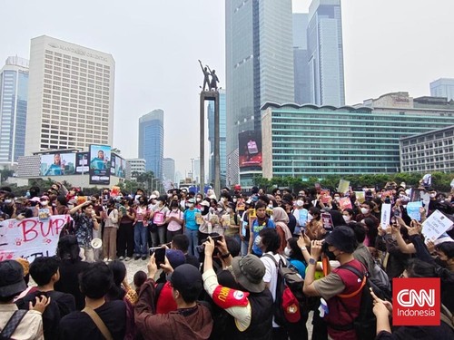 Mahasiswa dari Komite SADAR menggelar aksi di Bundaran HI, Jakarta, dengan lima tuntutan untuk pemerintah. Polisi berjaga untuk menjaga ketertiban.