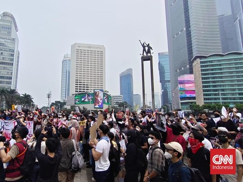 Sejumlah aliansi masyarakat dan mahasiswa menggelar demonstrasi di Bundaran HI, Jakarta, Rabu (28/10).