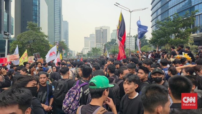 Sejumlah aliansi masyarakat dan mahasiswa menggelar demonstrasi di Bundaran HI, Jakarta, Rabu (28/10).