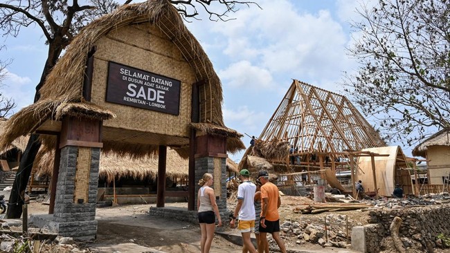 Sejumlah wisatawan asing berkunjung ke Desa wisata adat Sade, Rembitan, Kecamatan Pujut, Praya, Lombok Tengah, NTB, Rabu (28/10/2026). Dua bulan pasca kebakaran yang melanda Desa wisata Adat Sade sejumlah wisatawan mulai datang berkunjung, sementara