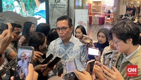 Direktur Utama BEI Jeffrey Hendrik usai konferensi pers RUPSLB di Gedung BEI, Jakarta Selatan, Rabu (28/10).