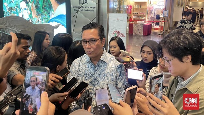 Direktur Utama BEI Jeffrey Hendrik usai konferensi pers RUPSLB di Gedung BEI, Jakarta Selatan, Rabu (28/10).