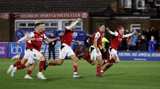 Soccer Football - Carabao Cup - Fourth Round - Fleetwood Town v Arsenal - Highbury Stadium, Fleetwood, Britain - October 27, 2026 Fleetwood Town's Finley Potter and teammates celebrate winning the penalty shootout Action Images via Reuters/Jason Cair