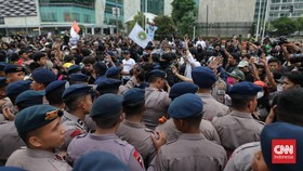 Polisi memukul mundur massa aksi 28 Oktober di Jakarta dengan gas air mata. Unjuk rasa masih berlangsung di Jalan MH Thamrin. Kendaraan dialihkan.