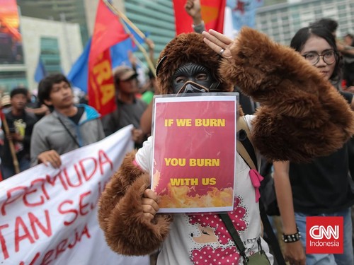 Sejumlah elemen mahasiswa dari Komite Selamatkan Daulat Rakyat (SADAR) melakukan aksi di Kawasan Bundaran Hotel Indonesia, Rabu (28/10/2026).